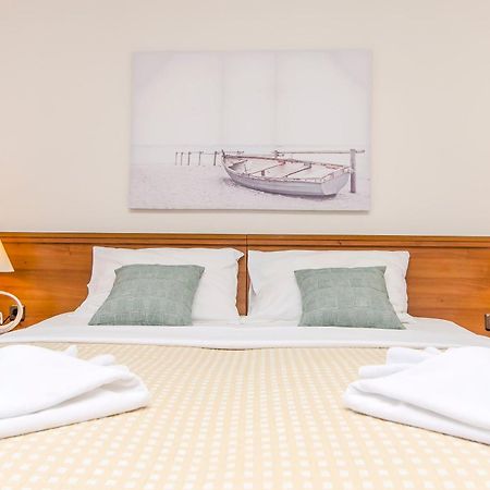House Hotel Plava Laguna Tisno Exterior foto