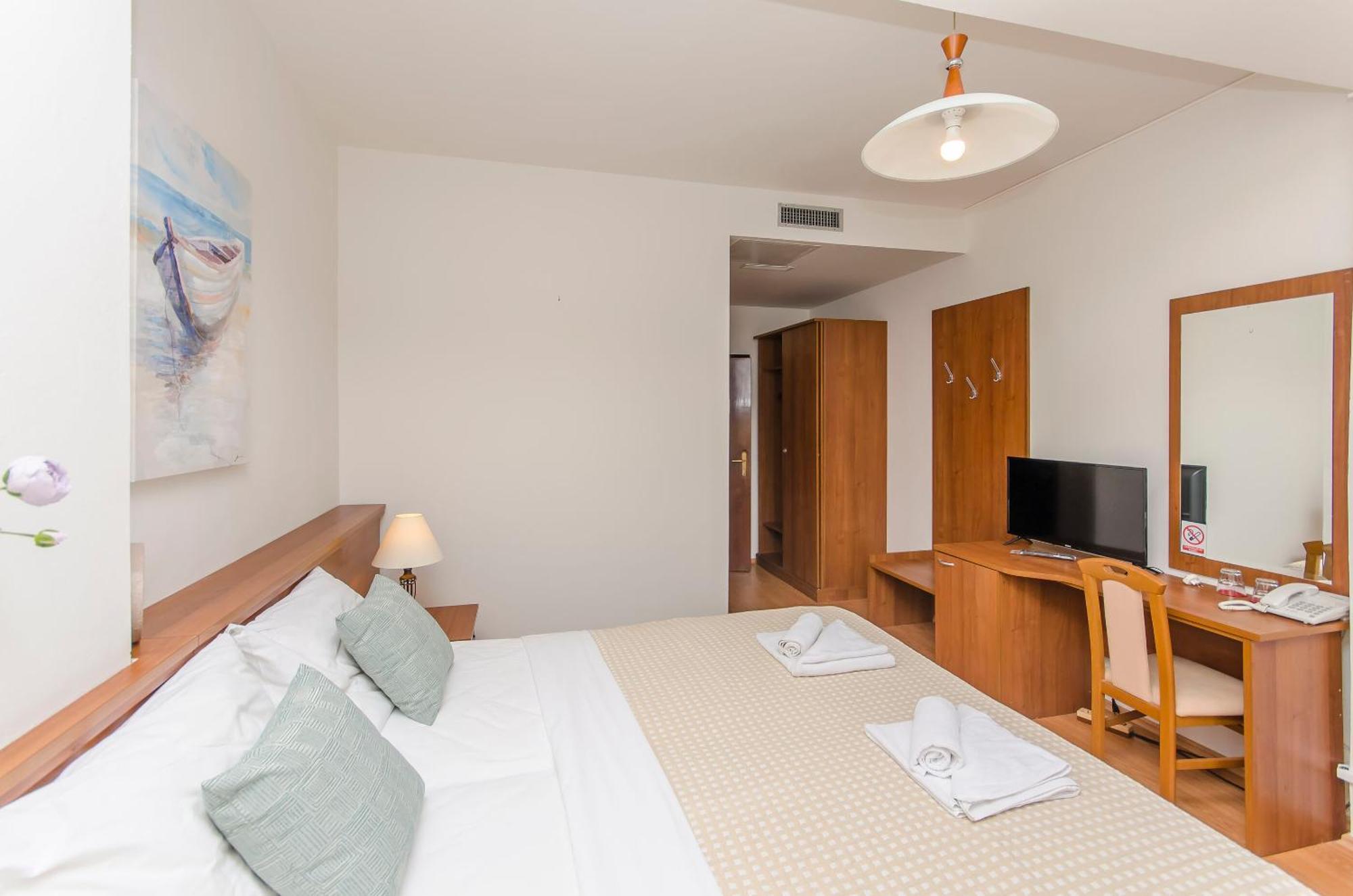House Hotel Plava Laguna Tisno Exterior foto