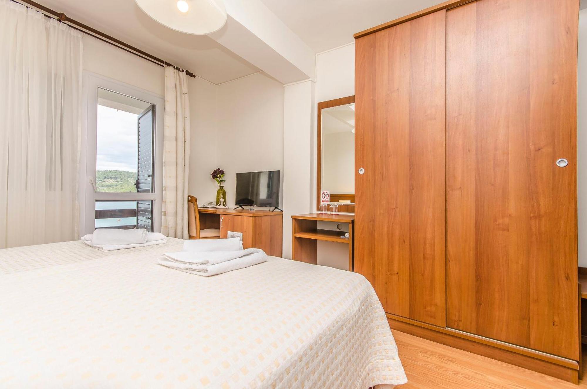 House Hotel Plava Laguna Tisno Exterior foto
