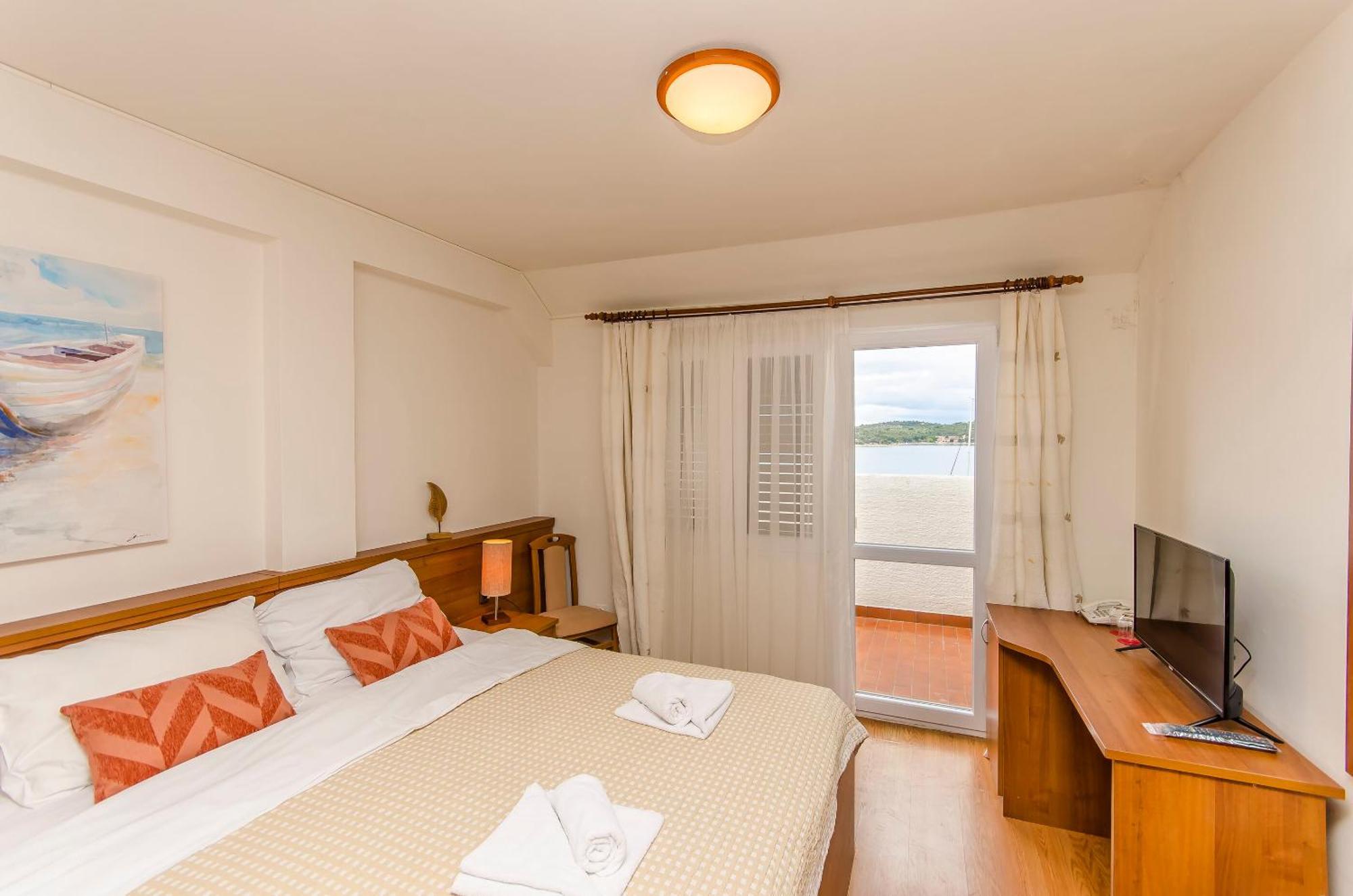 House Hotel Plava Laguna Tisno Exterior foto