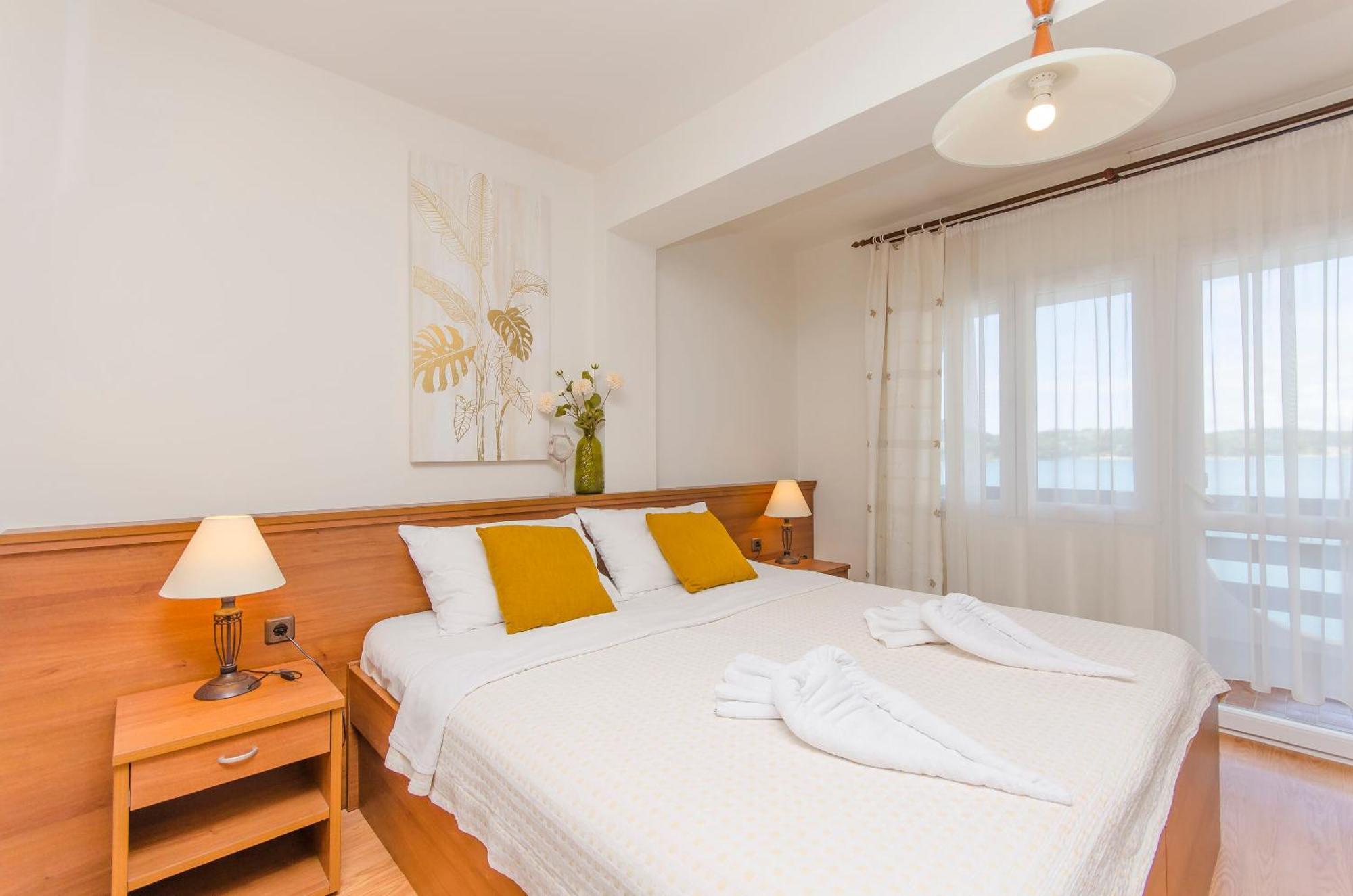 House Hotel Plava Laguna Tisno Exterior foto