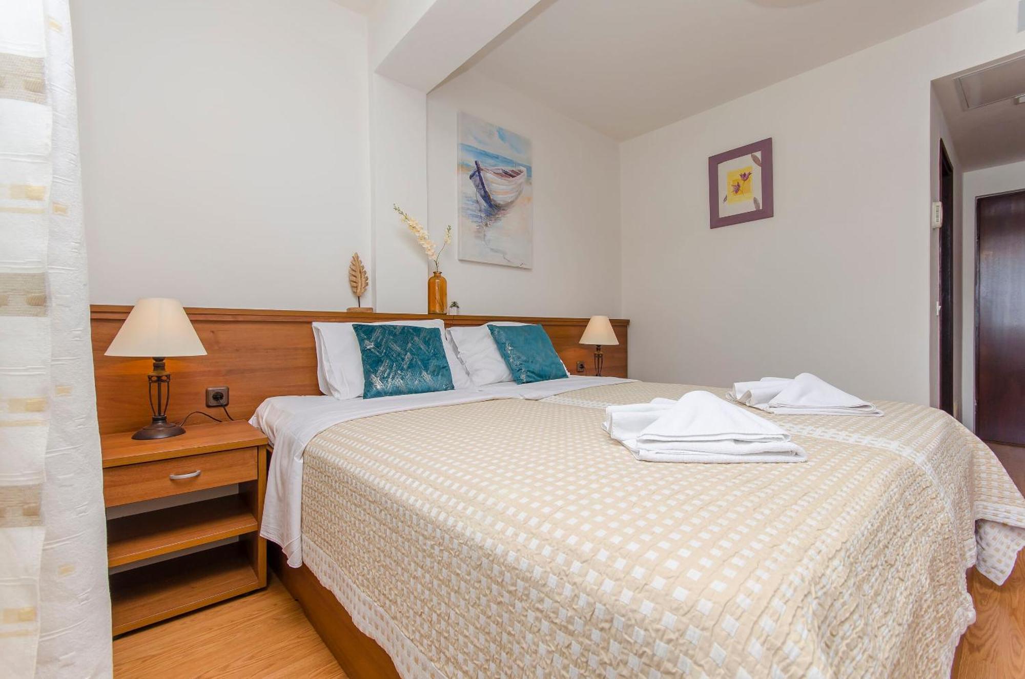 House Hotel Plava Laguna Tisno Exterior foto