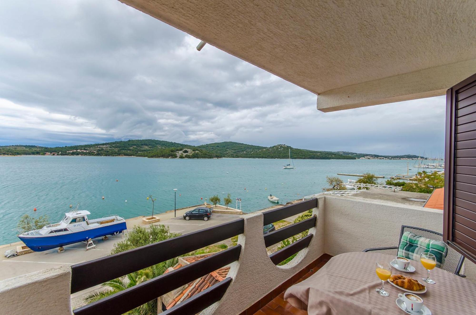 House Hotel Plava Laguna Tisno Zimmer foto