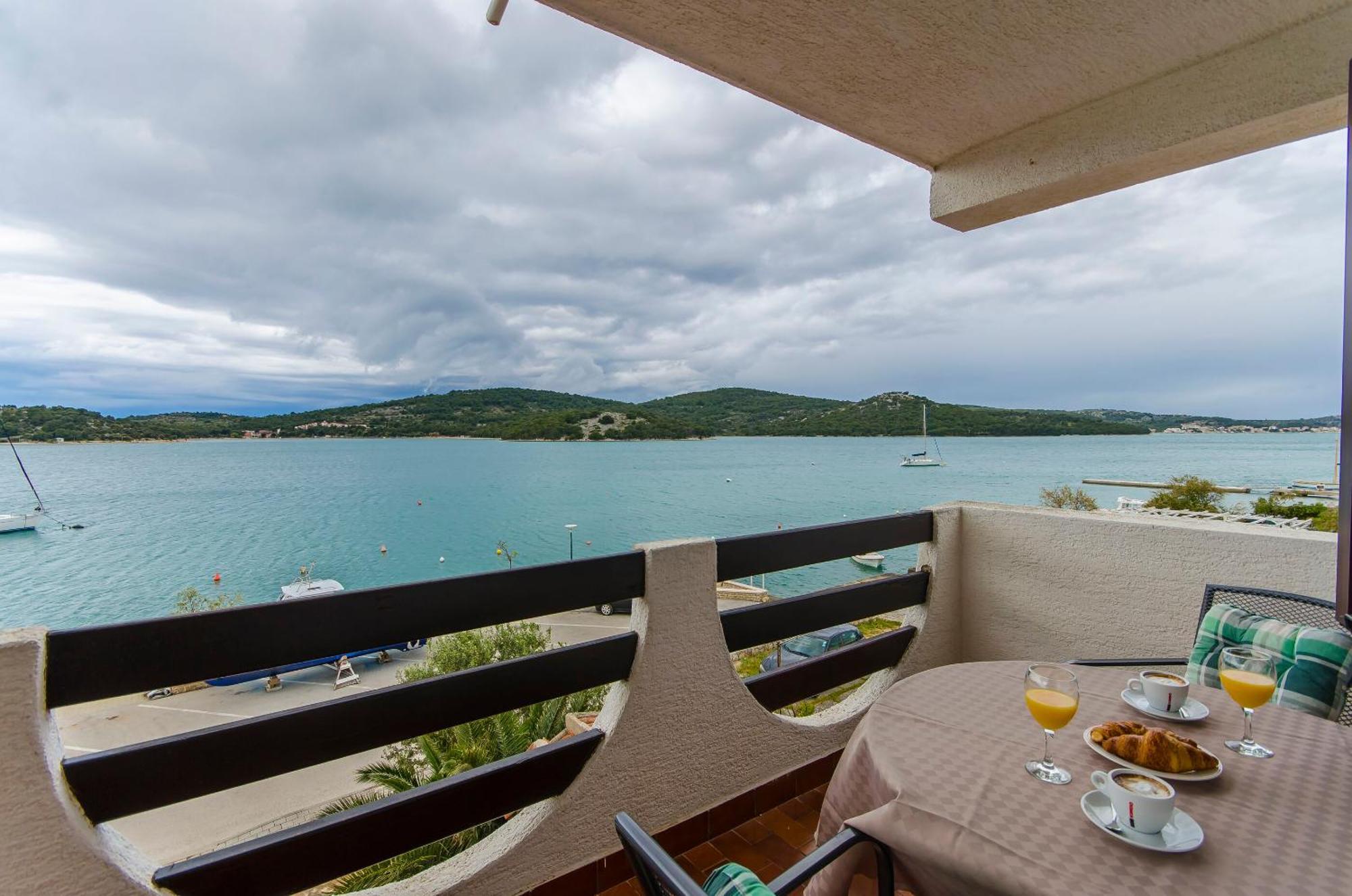 House Hotel Plava Laguna Tisno Zimmer foto